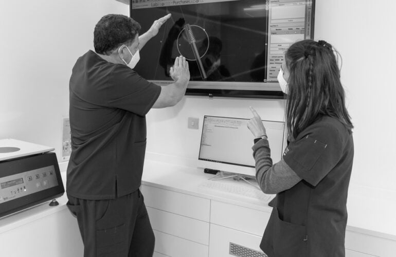 Doctor David Morales examinando una radiografía para preparar tratamiento de implantes dentales SameDay en la clínica dental MYM en Valladolid